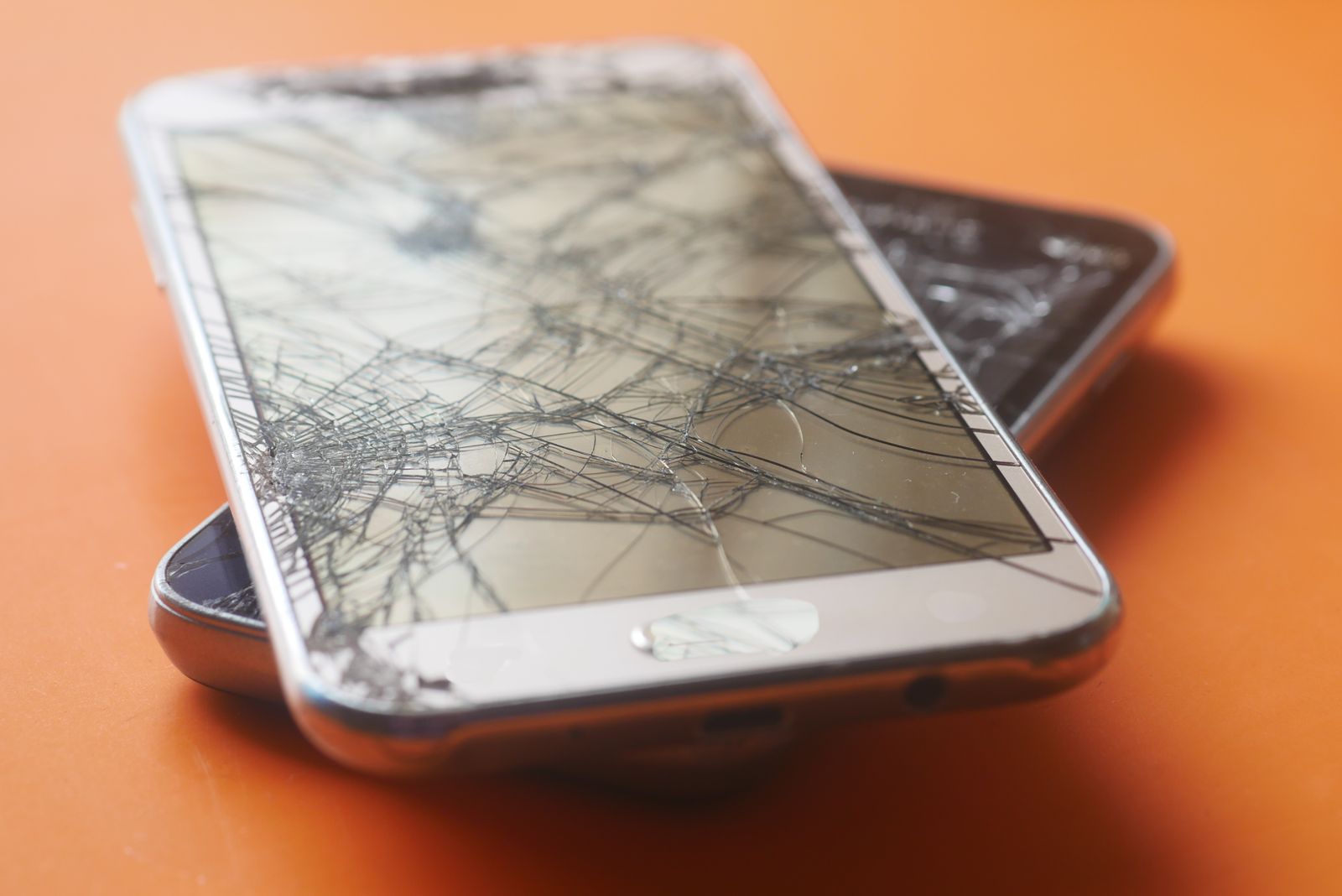 Smartphone con schermo rotto, prima della riparazione
